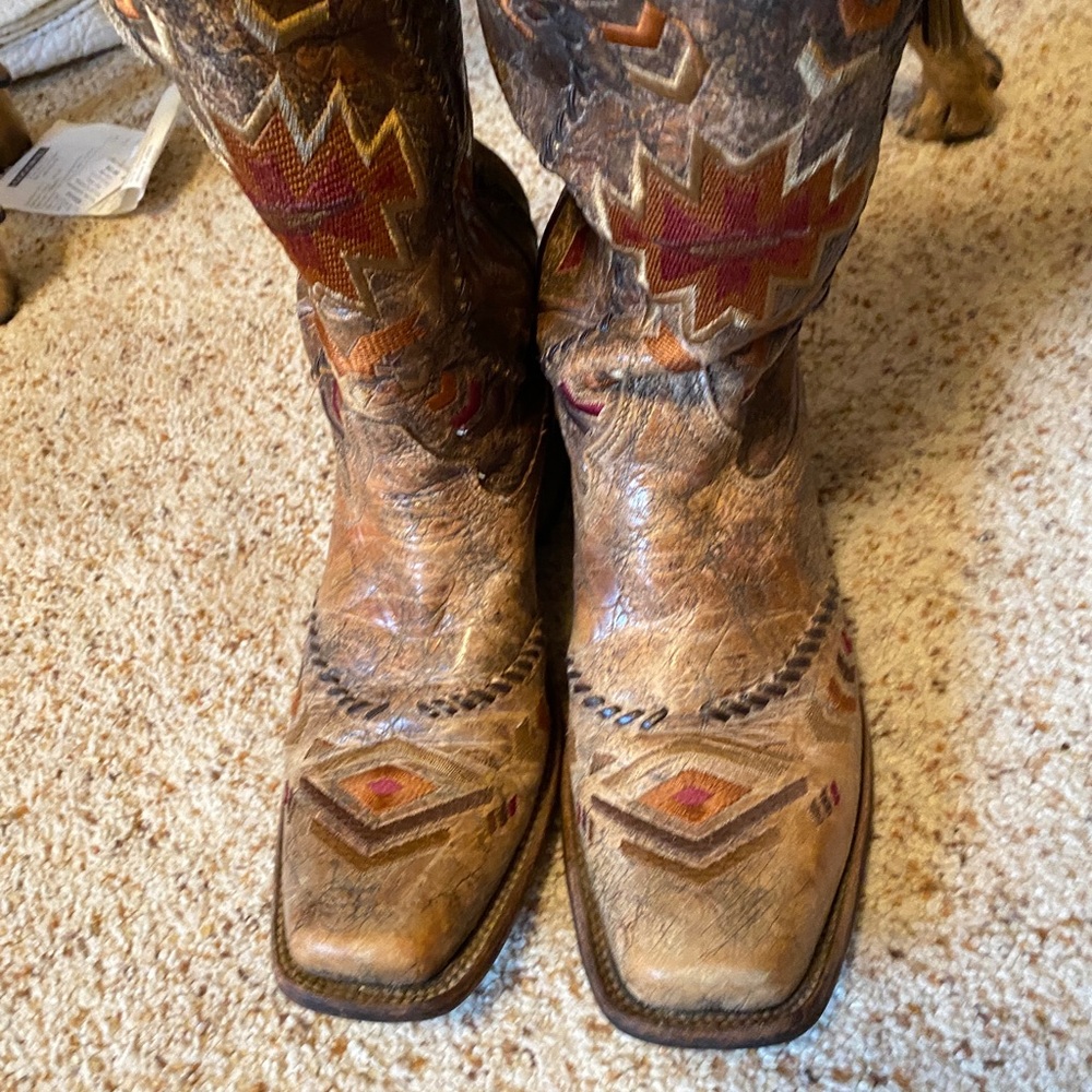 Corral vintage women’s western boots, Aztec design, used in great condition